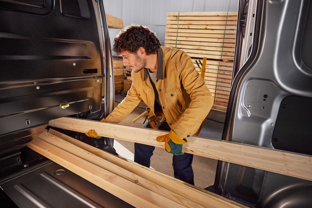 Loading a Proace with lengths of timber 